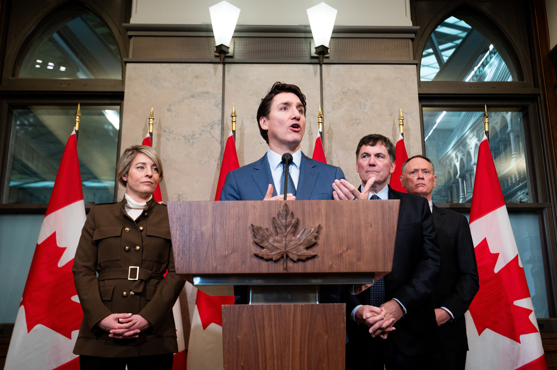 El primer ministre del Canadà, Justin Trudeau (centre), durant una conferència de premsa per a tractar els aranzels imposats pel govern de Trump a Ottawa, aquesta setmana (fotografia: Spencer Colby/Efe).