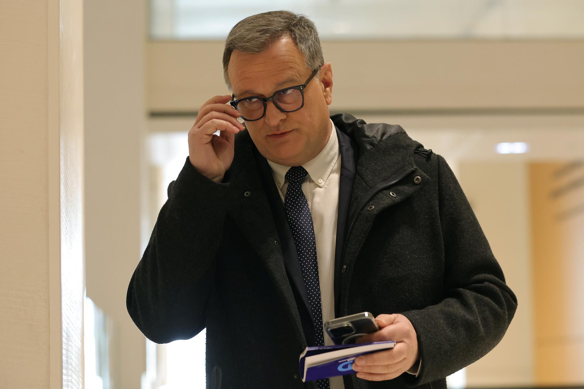 El batlle de Perpinyà, Louis Aliot, arribant al Tribunal Penal de París