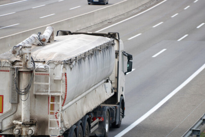 Dos treballadors d’Amazon es neguen a descarregar el camió d’un transportista perquè els parlava català