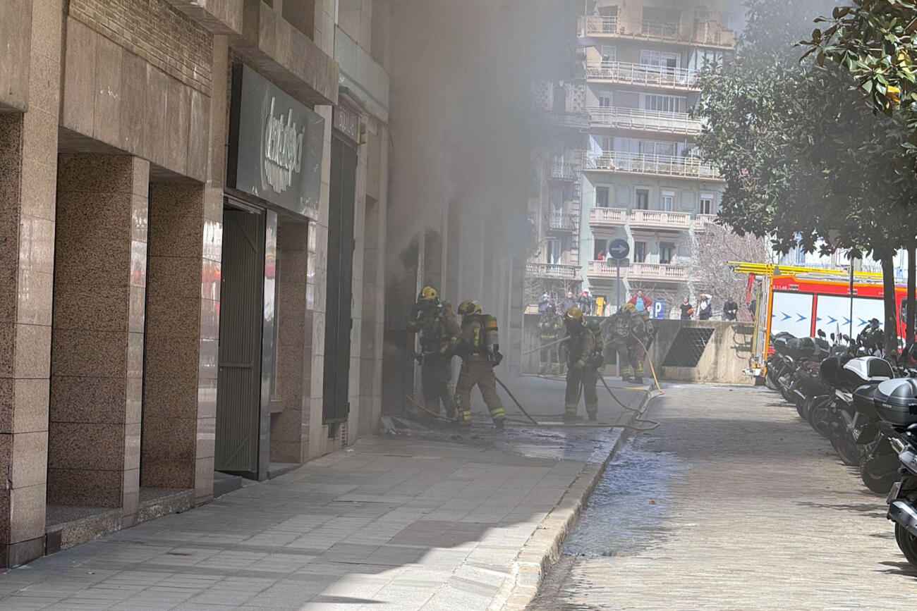 Els bombers accedint a l’interior del supermercat que s’ha incendiat aquest migdia al centre de Girona (fotografia: ACN).