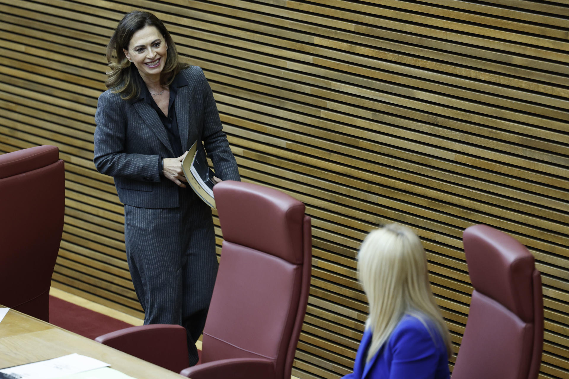 Magdalena González (PP), s'asseu a la seva nova cadira com a vice-presidenta. Fotografia: EFE/Ana Escobar