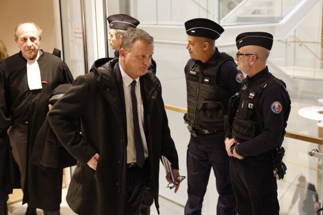 Un ex-assessor de Louis Aliot s’intenta de suïcidar a la seu del Rassemblement National