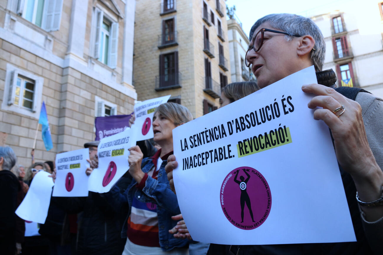 Una manifestant sosté una pancarta en contra de la sentència (fotografia: ACN / Norma Vidal).