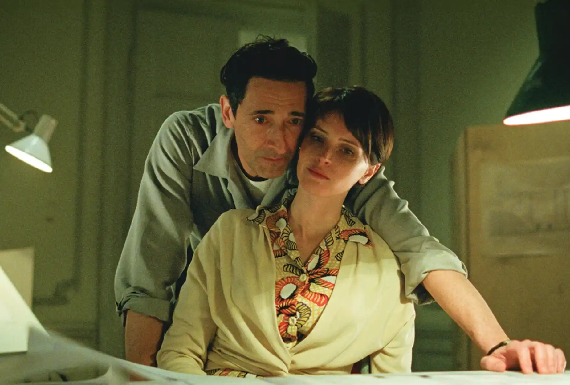 Brody (esquerra) i Jones (dreta) interpreten una parella de jueus hongaresos emigrats als Estats Units.