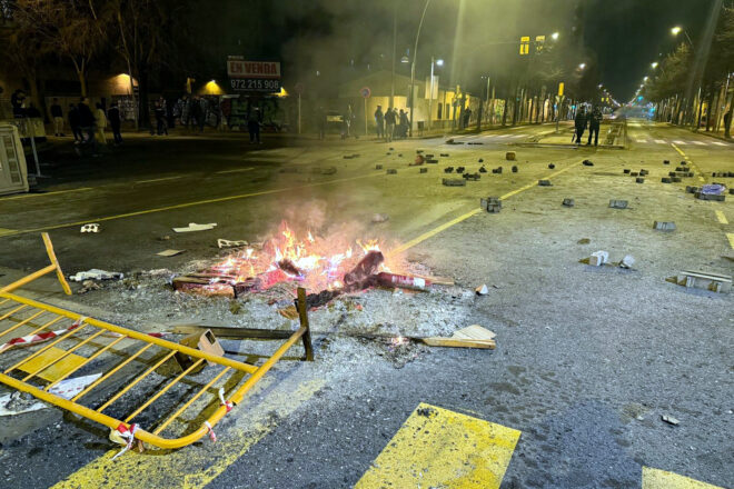 [VÍDEO] Aldarulls, enfrontaments amb la policia i dos detinguts durant una concentració a Salt