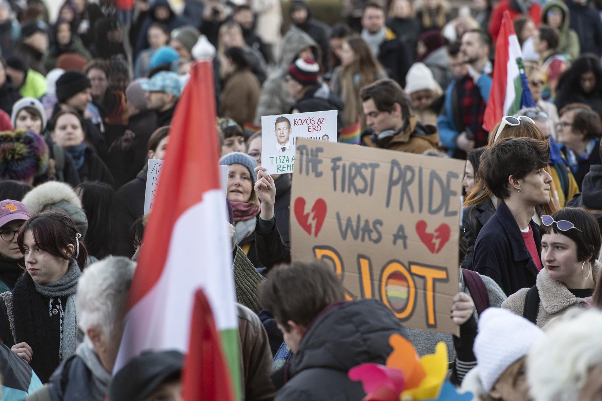 Manifestants partidaris del partit Momentum es concentren davant el parlament a la plaça de Kossuth, a Budapest, per protestar contra la prohibició de les manifestacions LGBTIQ+. Fotografia: Zsolt Szigetvary (EFE/EPA).