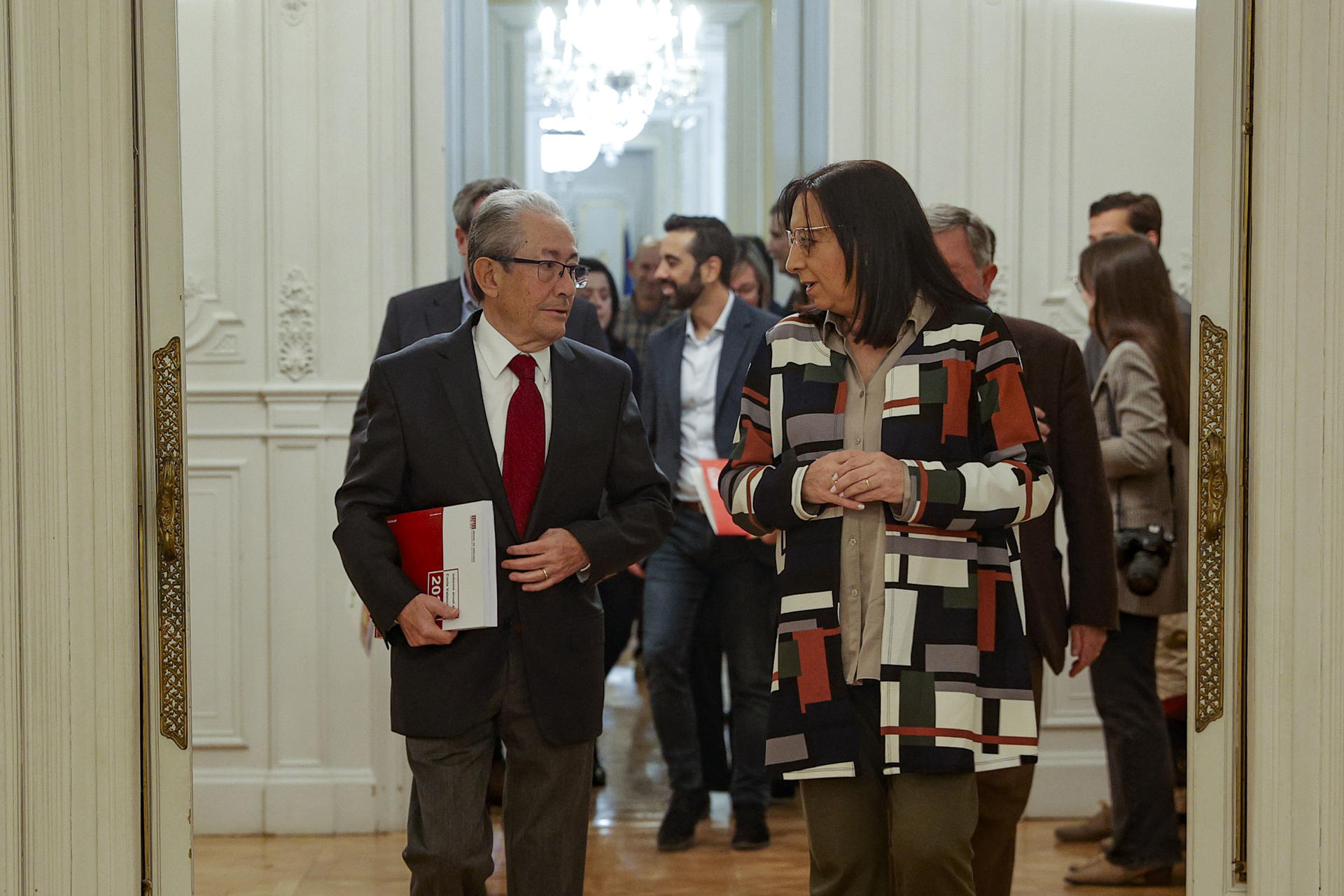 El síndic de greuges del País Valencià, Ángel Luna, conversant amb Llanos Massó (fotografia: EFE / Manuel Bruque).
