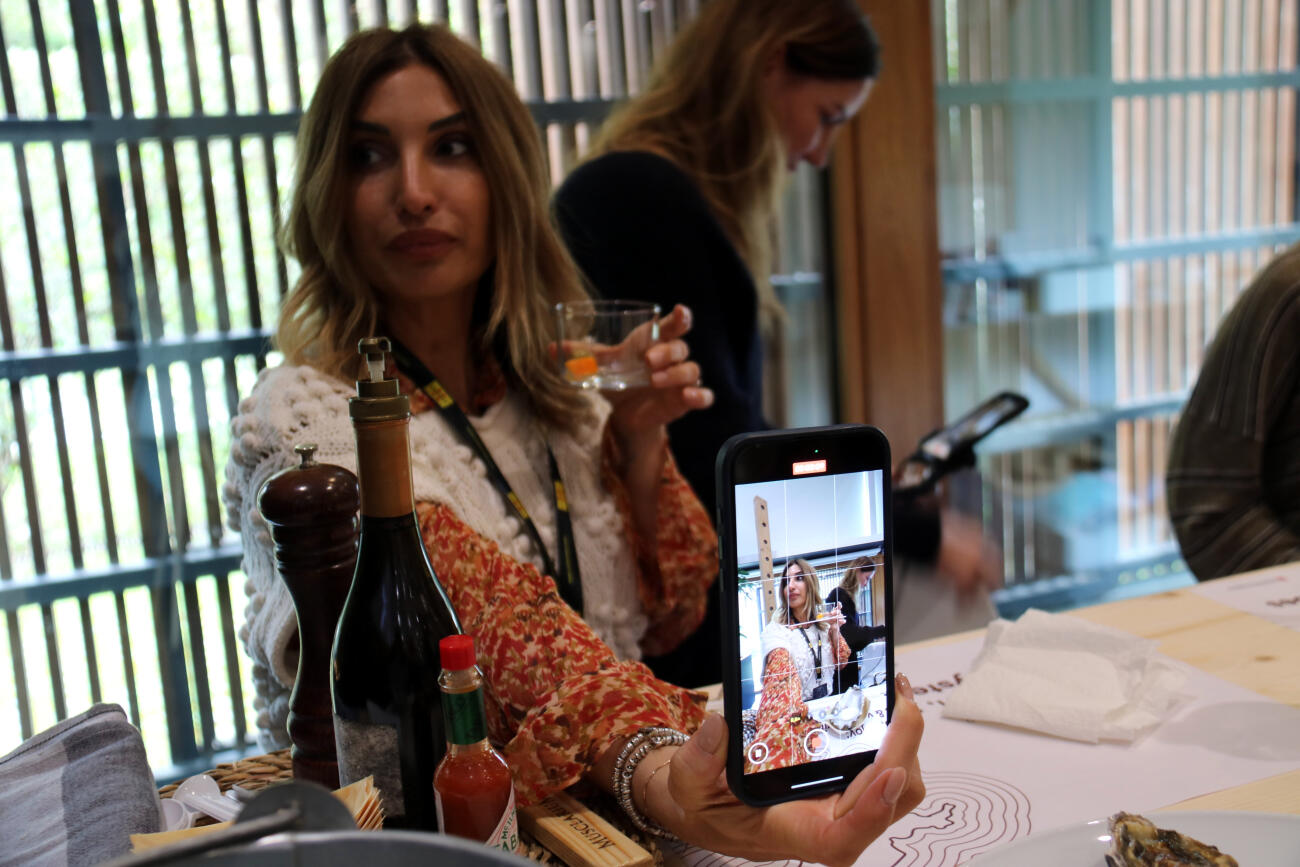 Una quarantena d'influenciadors participen en una jornada al Món Sant Benet (fotografia: ACN / Nia Escolà).