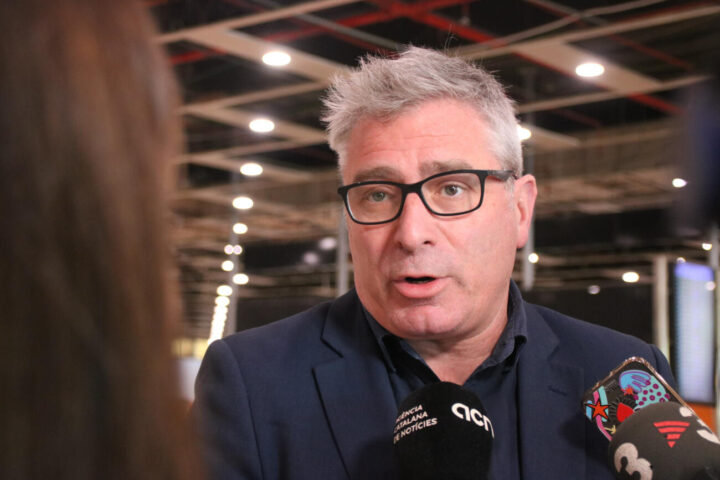 El director de Rodalies, Antonio Carmona, atenent els mitjans de comunicació a l'estació de Sants.