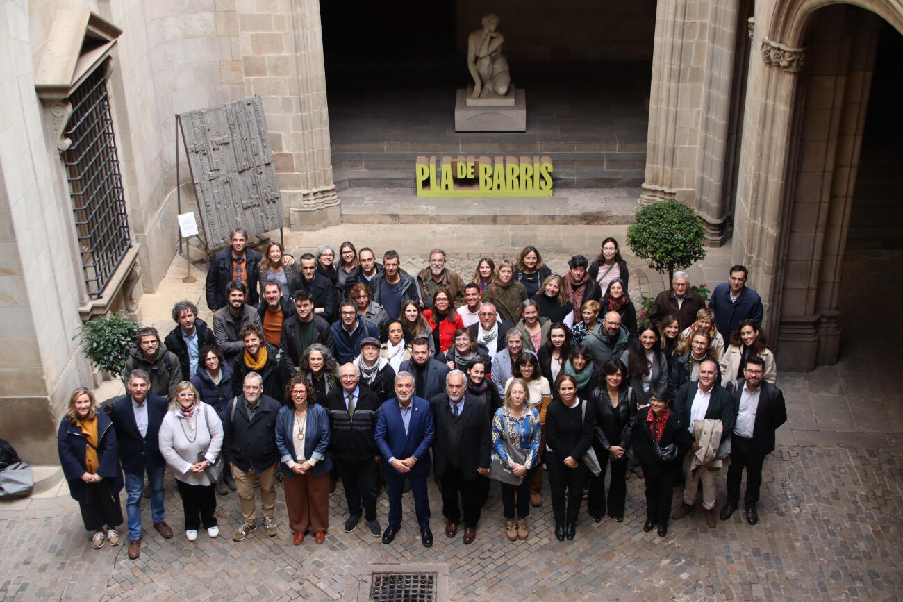 Imatge grupal en la presentació del Pla de Barris (fotografia: ACN).