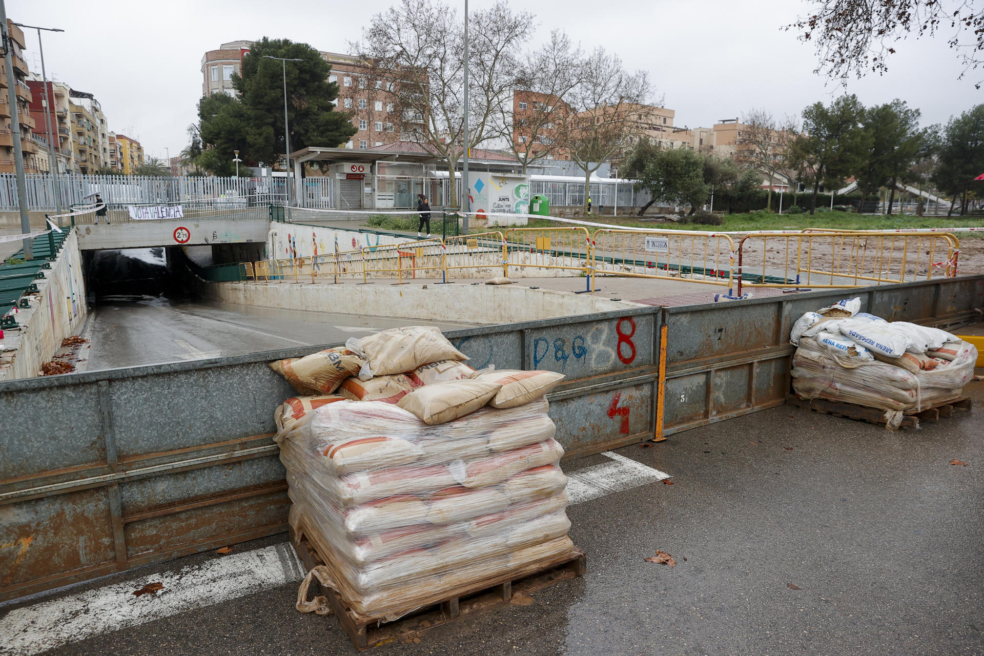 Vista general del túnel de l'estació d'Aldaia (Horta Oest), reforçat amb sacs per la previsió de pluja. Fotografia: Manuel Bruque / EFE.