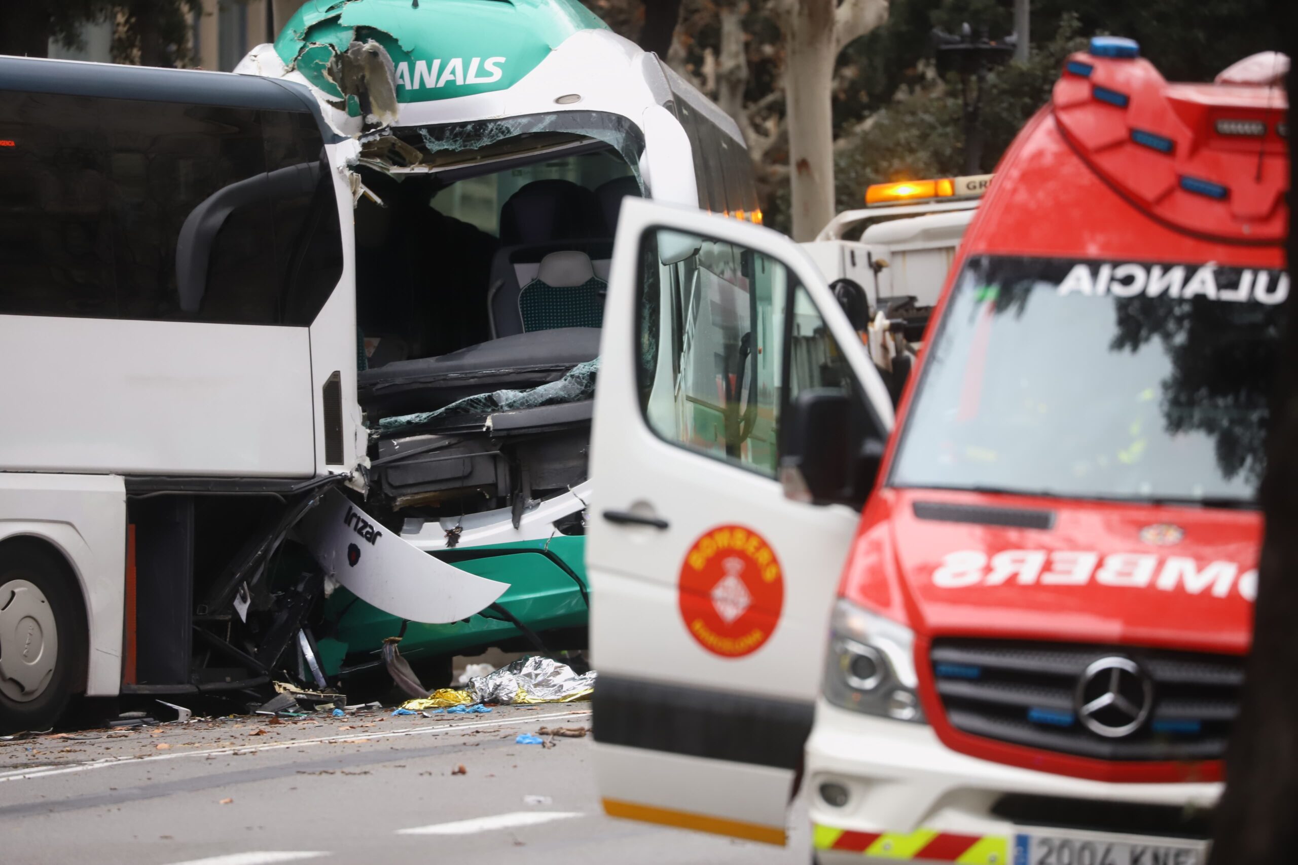 L'accident de dos autocars a la Diagonal de Barcelona (fotografia: Albert Salamé).