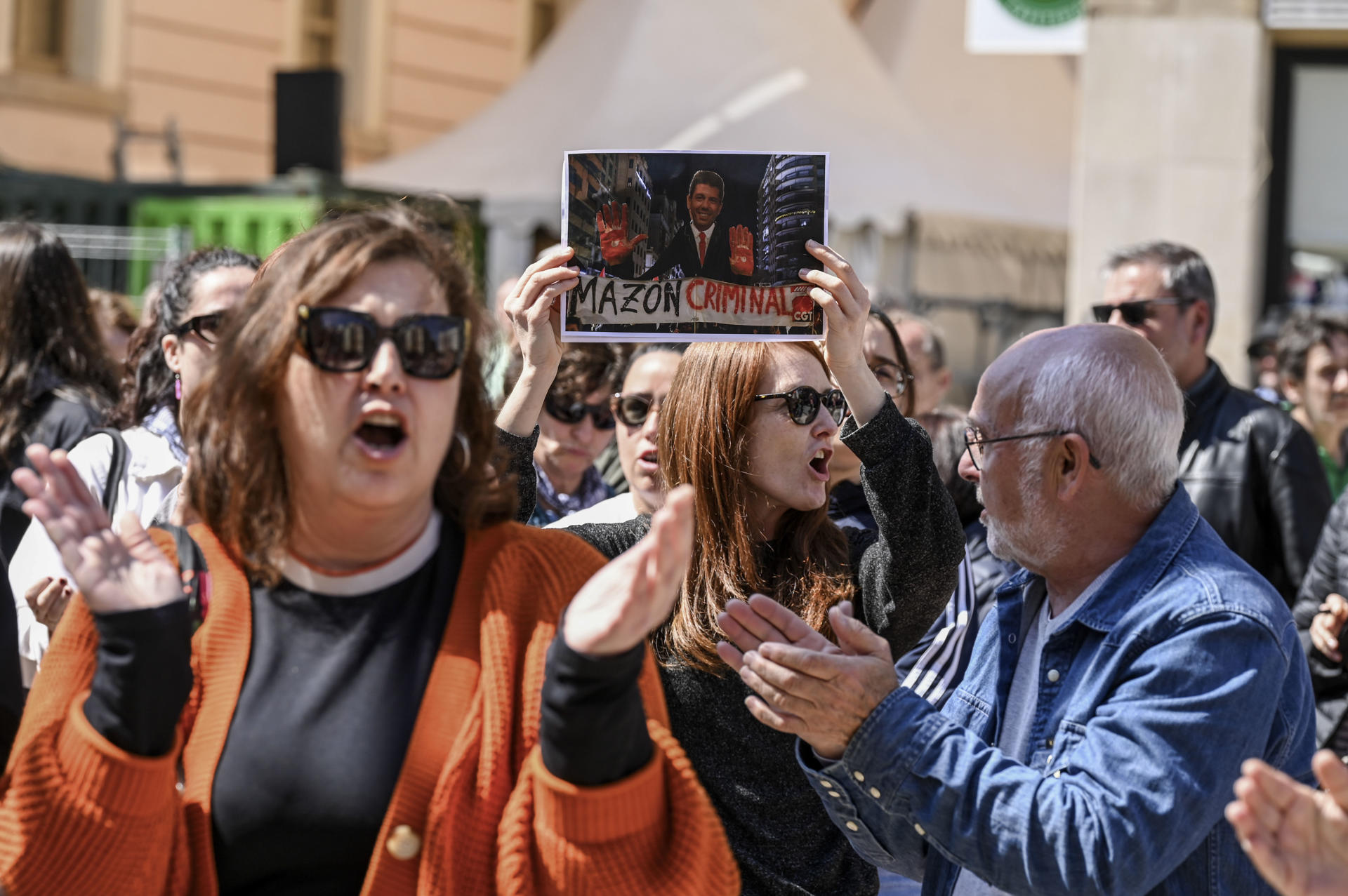 La protesta que s'ha trobat Mazón a Castelló (fotografia: EFE / Andreu Esteban).