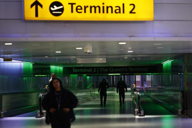 L’aeroport de Heathrow reprèn l’activitat dotze hores després