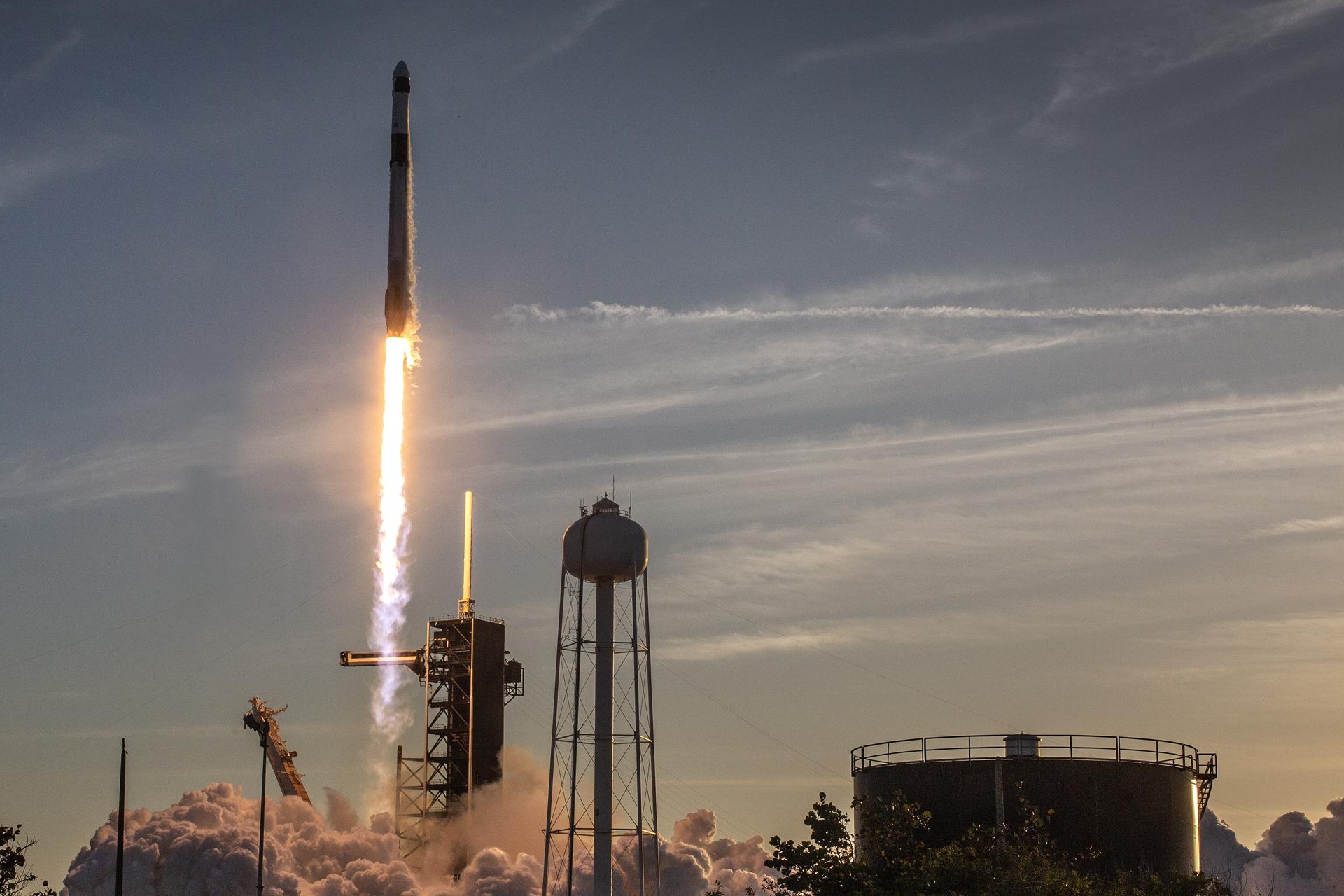 S'enlaira la Crew-10, la missió de rescat de dos astronautes atrapats a l'Estació Espacial Internacional
