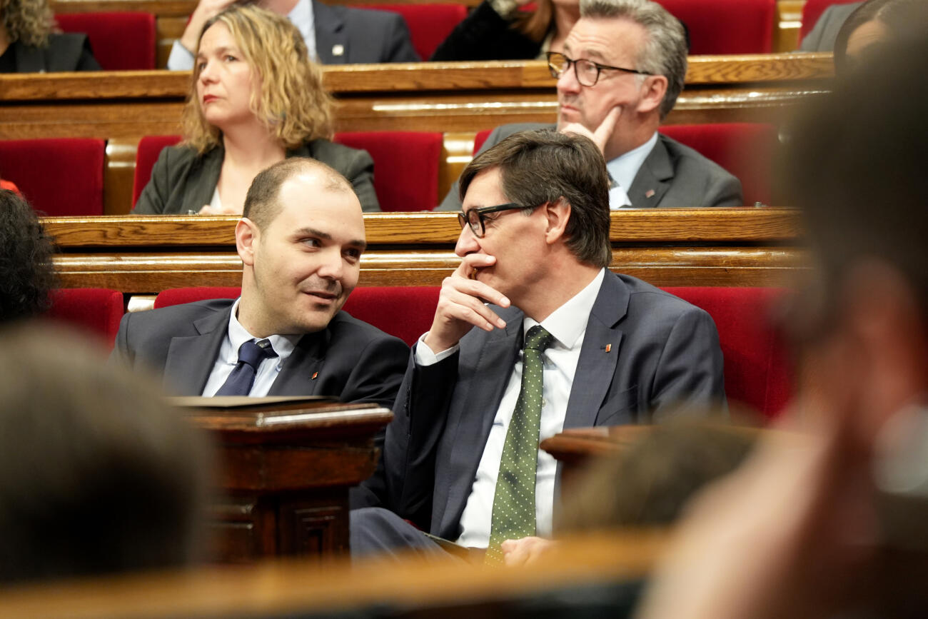 El president Salvador Illa i el conseller Albert Dalmau en un ple del parlament del març (fotografia: ACN)