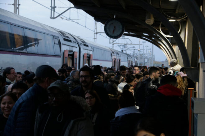 Usuaris de Rodalia critiquen el caos ferroviari: “Estem farts que hi hagi viatgers de primera i de tercera”