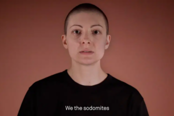 'Nosaltres els enemics', Carlos Motta, 2017. A la samarreta: “Nosaltres els sodomites”. L’artista colombià exposa al MACBA (captura de vídeo, arxiu).