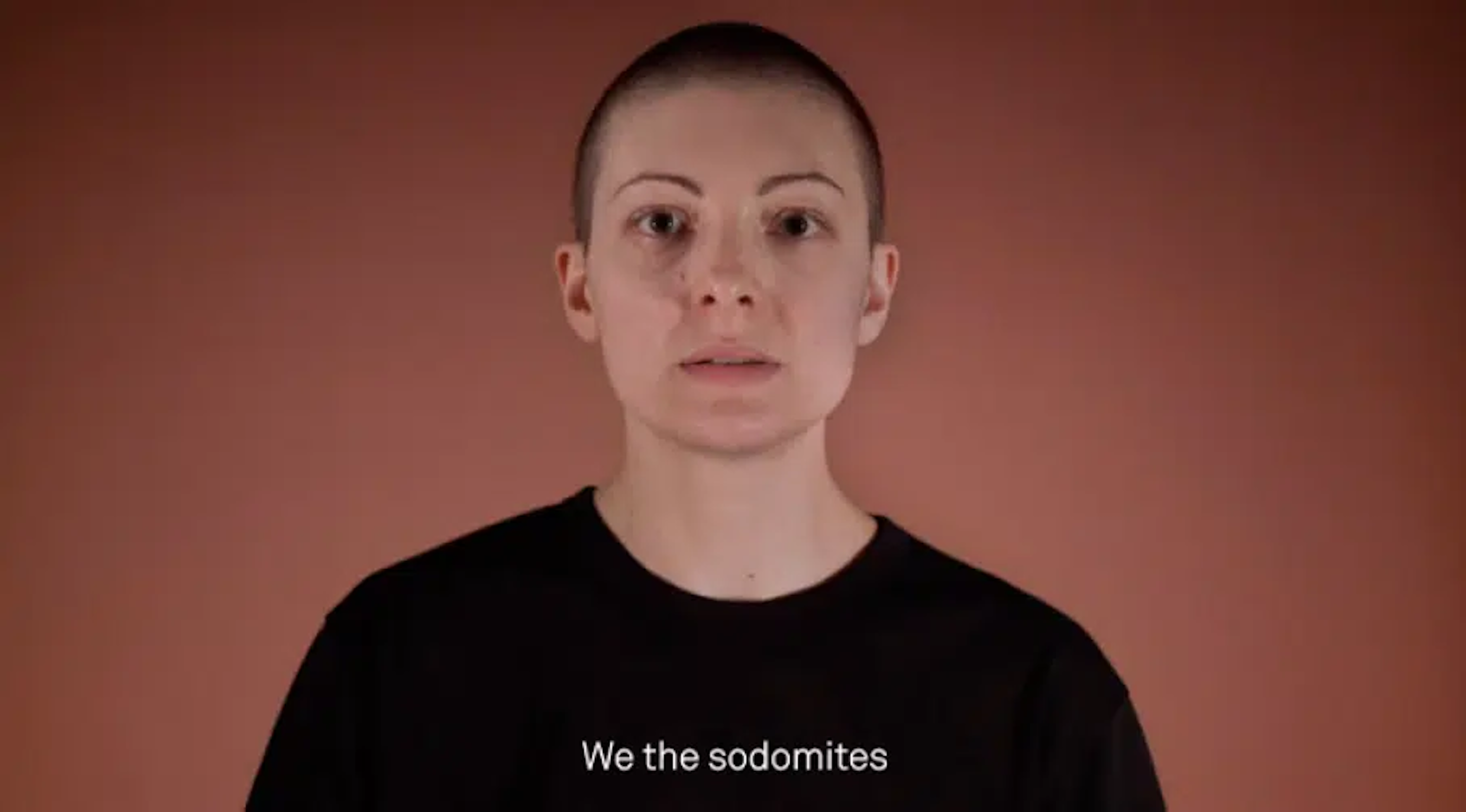 'Nosaltres els enemics', Carlos Motta, 2017. A la samarreta: “Nosaltres els sodomites”. L’artista colombià exposa al MACBA (captura de vídeo, arxiu).