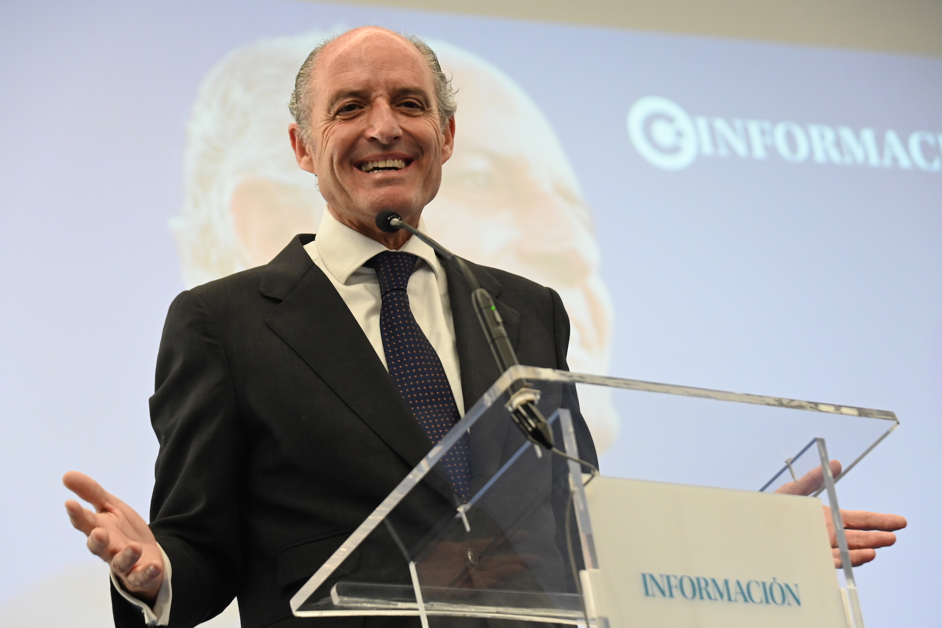 Paco Camps en un moment de la intervenció a Alacant