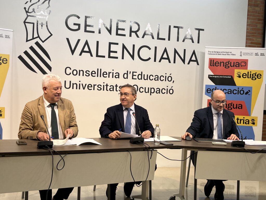 Valencian families demand to continue educating their children in Catalan at school, in the controversial referendum organized by PP