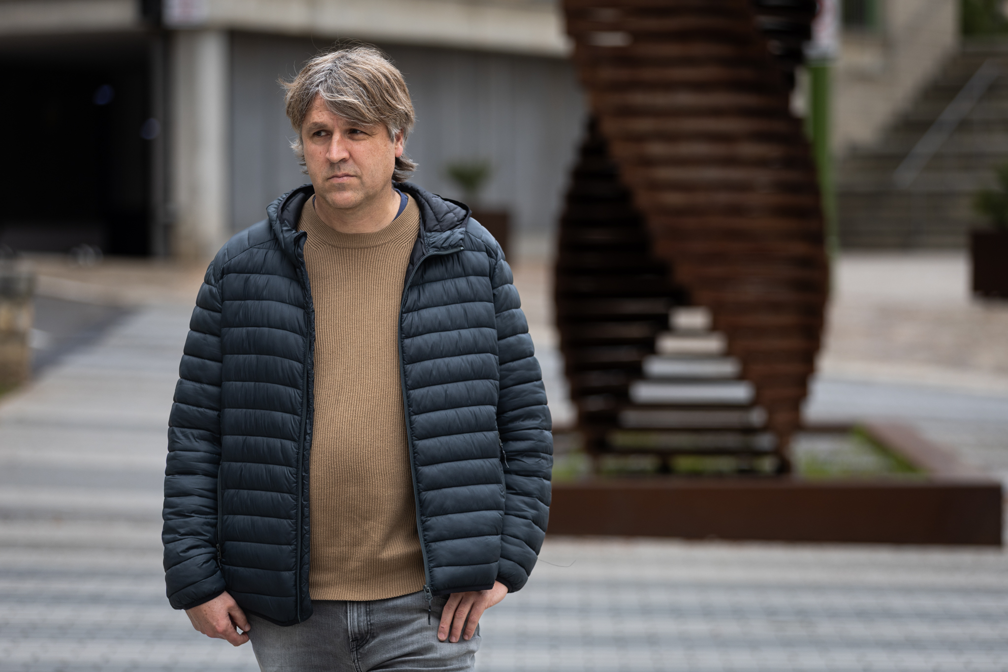 El periodista Antoni Janer, davant d'un monument memorialístic a Inca (fotografia: Martí Gelabert).