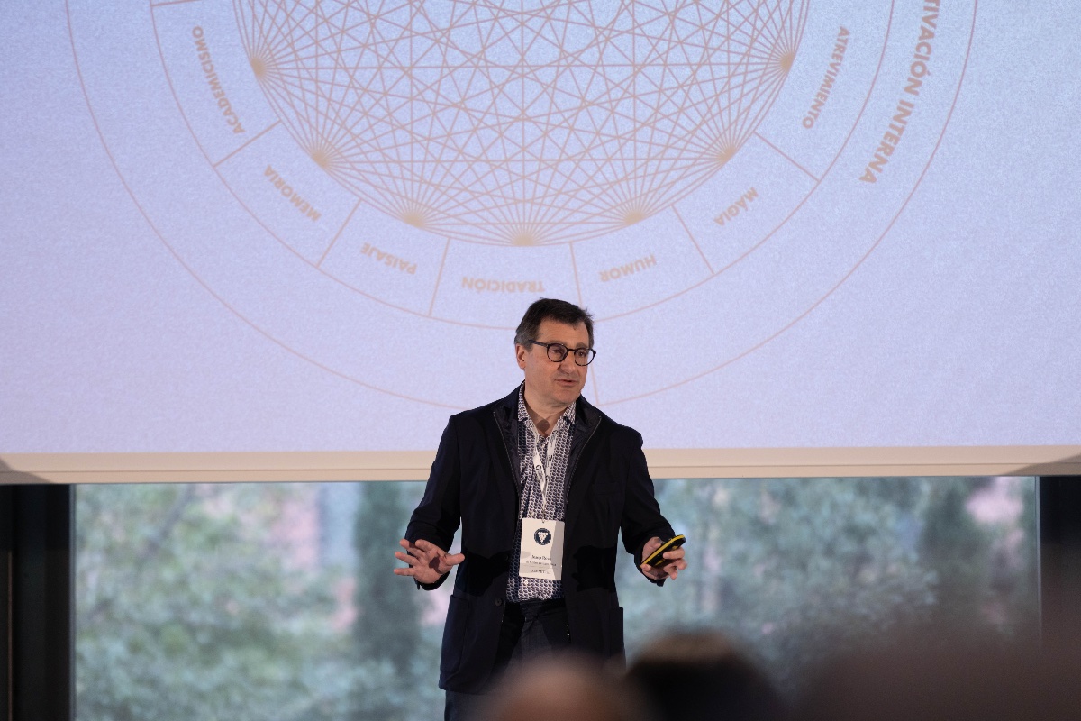 Josep Roca, sommelier i copropietari del Celler de Can Roca, impartint la seva conferència durant el simposi.