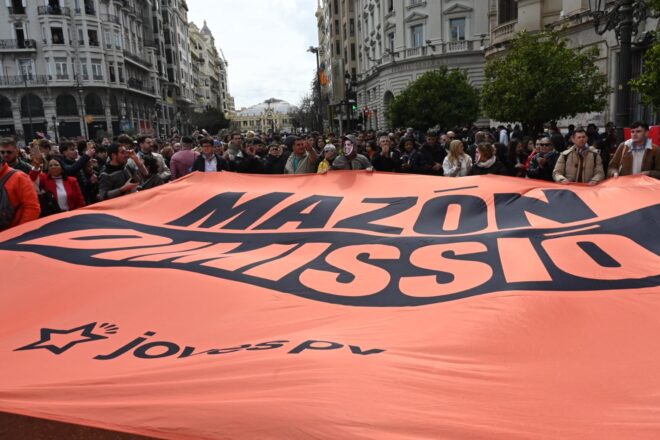 Mazón s’amaga en una ‘mascletà’ marcada per les protestes