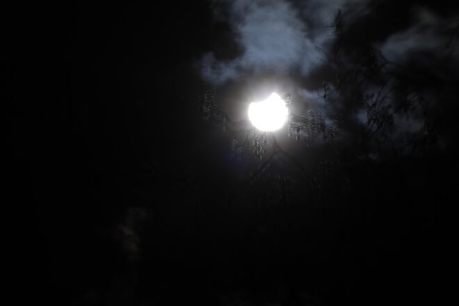 Per què ens hem de vestir amb una samarreta vermella o verda per veure l’eclipsi solar?