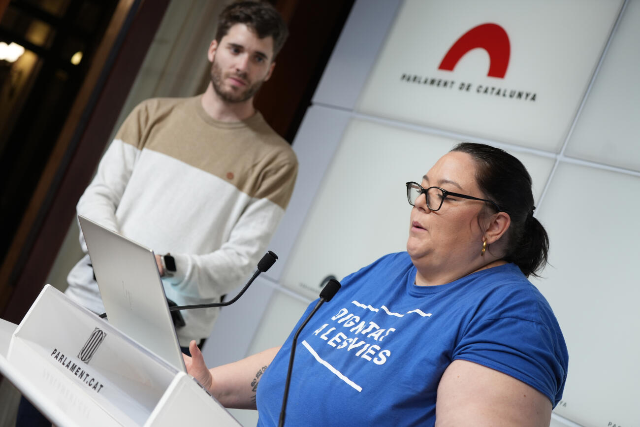 Representants de la Plataforma Dignitat a les Vies atenen la premsa del parlament (fotografia: ACN / Bernat Vilaró).