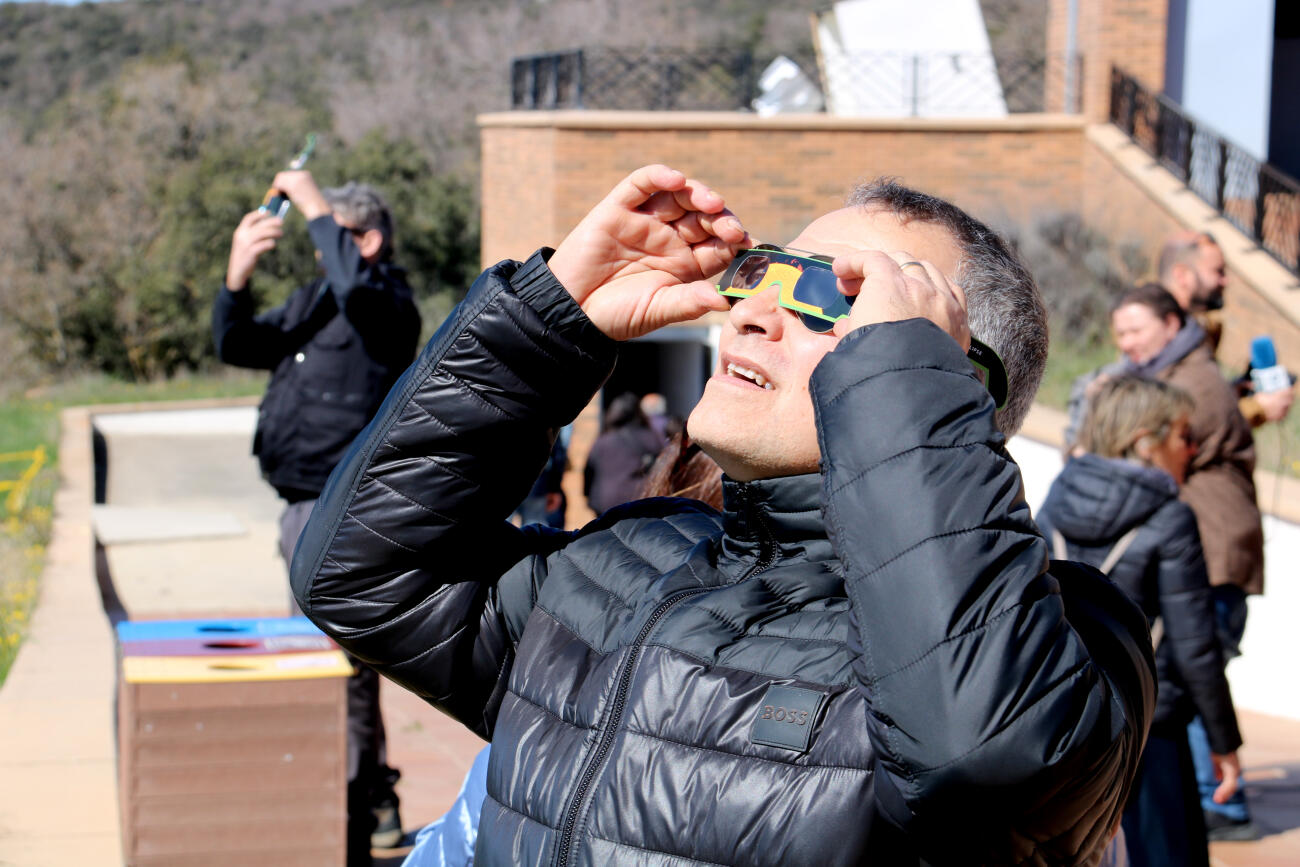 Ni radiografies ni ulleres de sol: com hem d'observar l’eclipsi solar del 2026 sense posar en risc la vista?