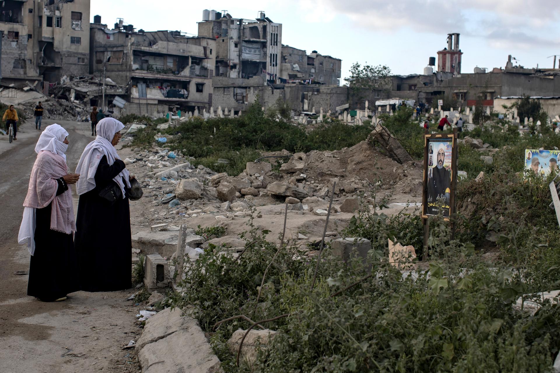 Palestins visiten les tombes dels seus familiars a Gaza el primer dia de l’Eid al-Fitr. Fotografia: EFE/EPA/Haitham Imad.