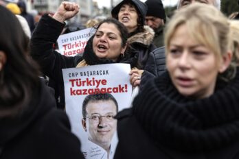 Una dona mostra un cartell amb la cara d'Imamoglu durant una protesta contra la detenció del batlle d'Istanbul al centre de la ciutat, abans-d'ahir (fotografia: Erdem Sahin/Efe).
