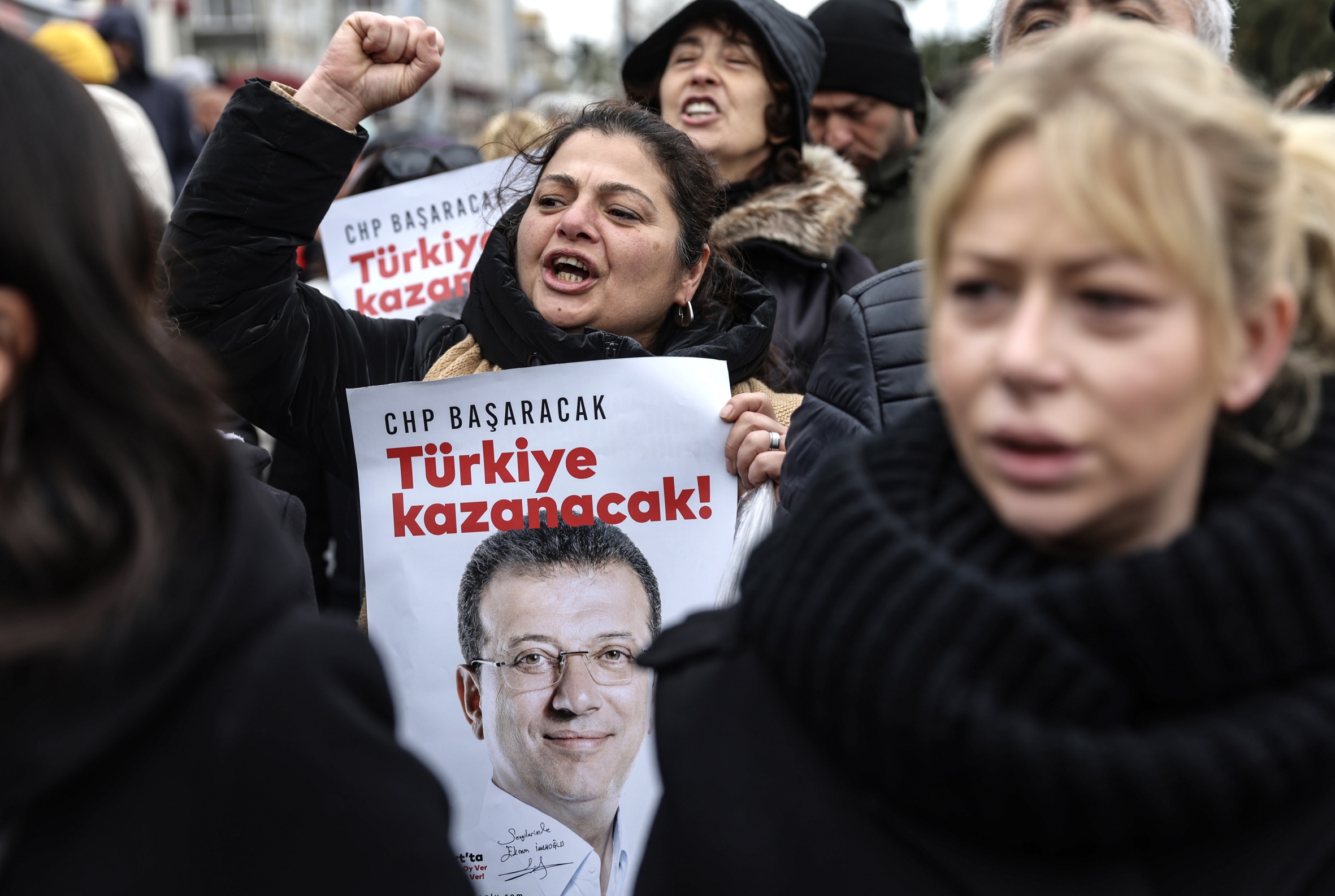 Una dona mostra un cartell amb la cara d'Imamoglu durant una protesta contra la detenció del batlle d'Istanbul al centre de la ciutat, abans-d'ahir (fotografia: Erdem Sahin/Efe).