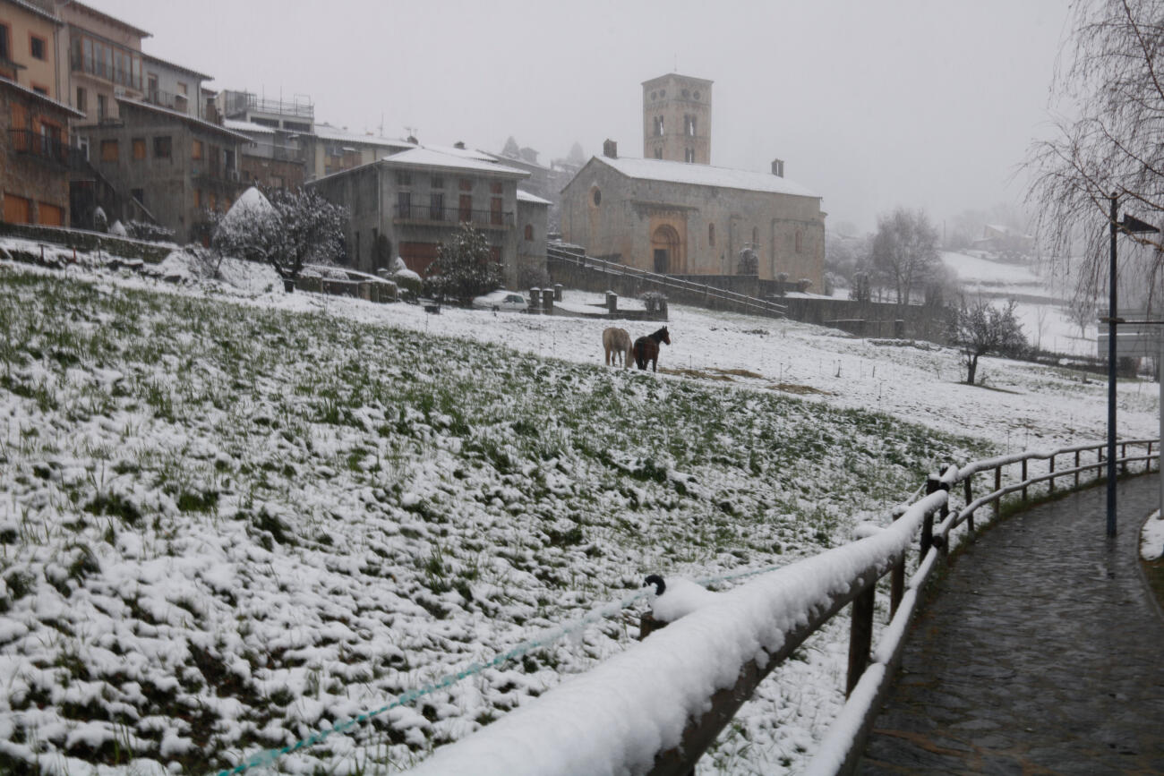 El poble de Molló, al nord del Ripollès, nevat (fotografia: ACN)