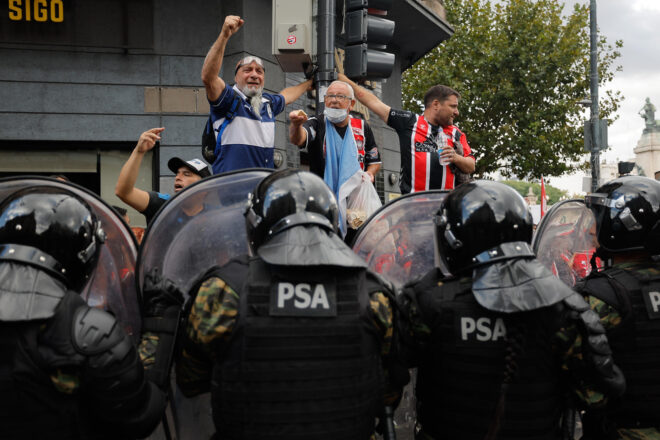 Les protestes dels pensionistes davant el congrés argentí acaben a més de 120 detinguts i 45 ferits