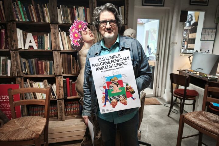 Enric Bono, director de la Xarxa de Viles del Llibre, amb el cartell amb el lema d'enguany