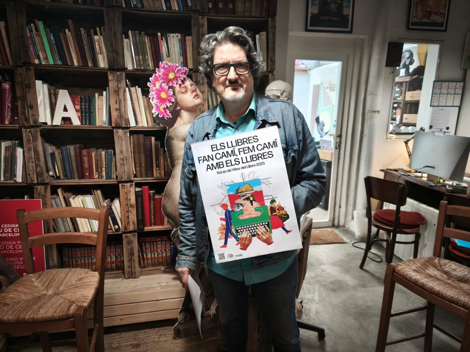 Enric Bono, director de la Xarxa de Viles del Llibre, amb el cartell amb el lema d'enguany