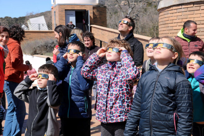 No mireu només el cel: idees perquè els nens gaudeixin de l’eclipsi solar