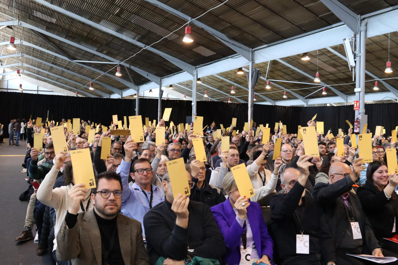 Una de les votacions d'aquest matí del congrés d'Esquerra a Martorell (Fotografia: ACN)