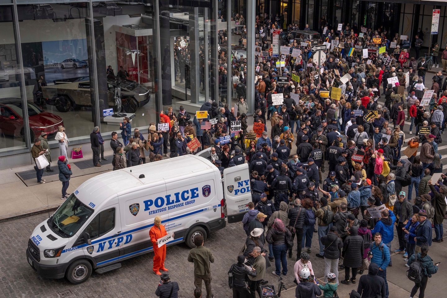 Grups de manifestants a Nova York envolten un concessionari de Tesla (fotografia: The Washington Post).