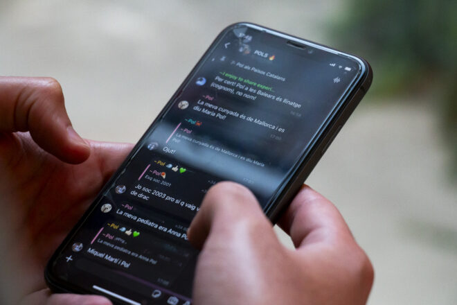 Un principi de secta en un grup de WhatsApp farcit de Pols on els Paus no són benvinguts