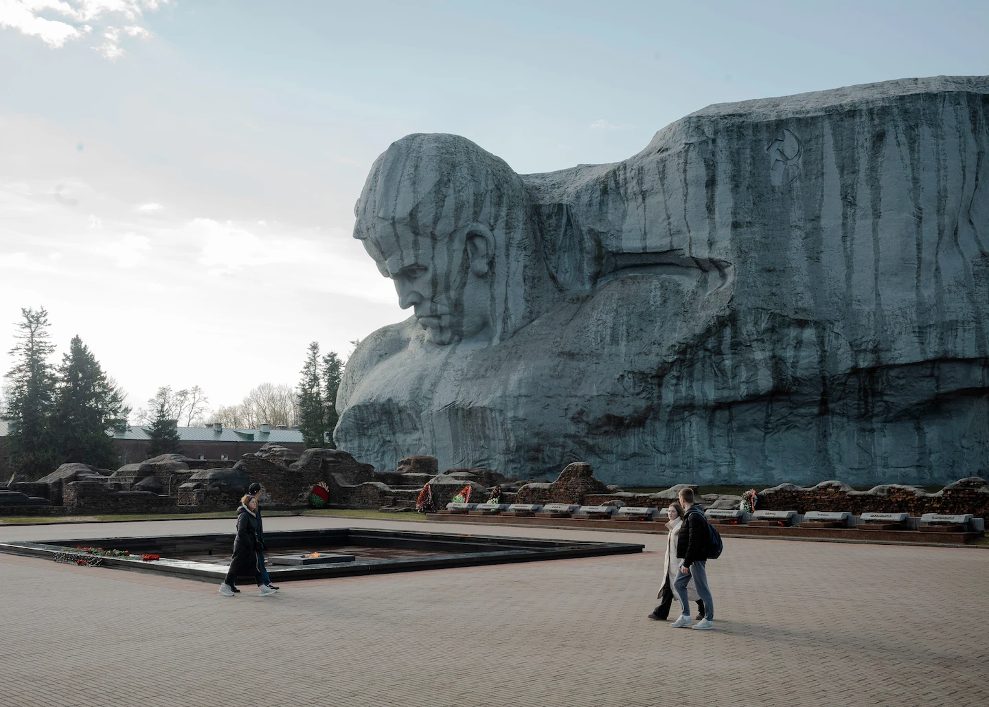 Detall del monument als herois i les víctimes de la Segona Guerra Mundial a la ciutat bielorussa de Brest (fotografia: Nanna Heitmann / Magnum Photos / The Washington Post).