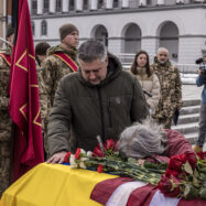 Mentre Trump humiliava Zelenski, a Kíiv enterraven un marine dels Estats Units, voluntari a Ucraïna