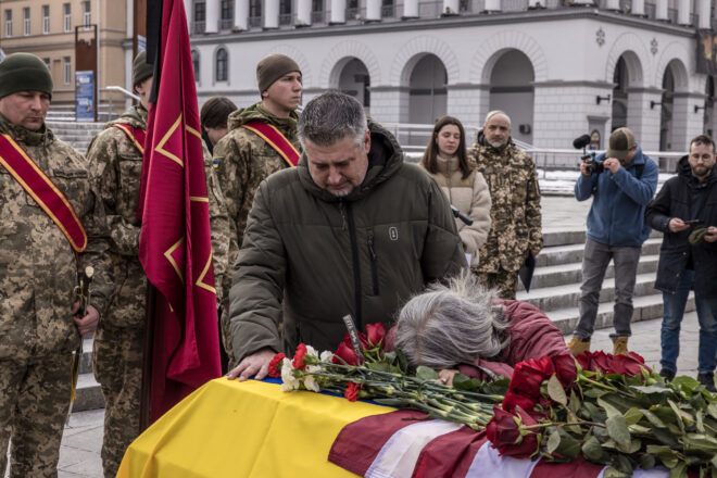 Mentre Trump humiliava Zelenski, a Kíiv enterraven un marine dels Estats Units, voluntari a Ucraïna