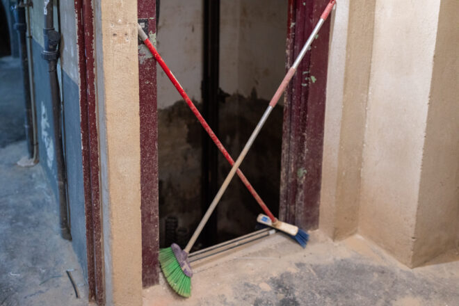 Deu mesos engabiats, la situació dramàtica en mil finques sense ascensor per la gota freda