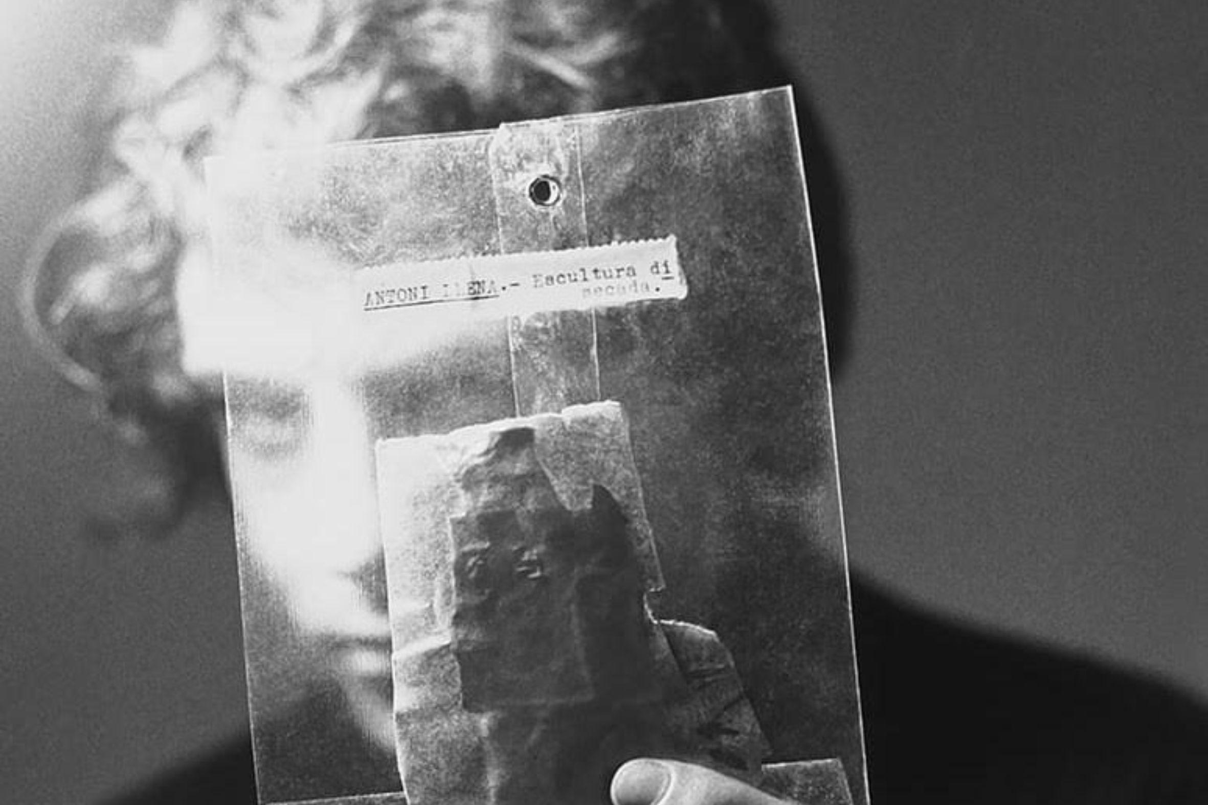 L’artista, amb una de les seves escultures dissecades, el 1968 (fotografia: Antoni Bernad, detall).