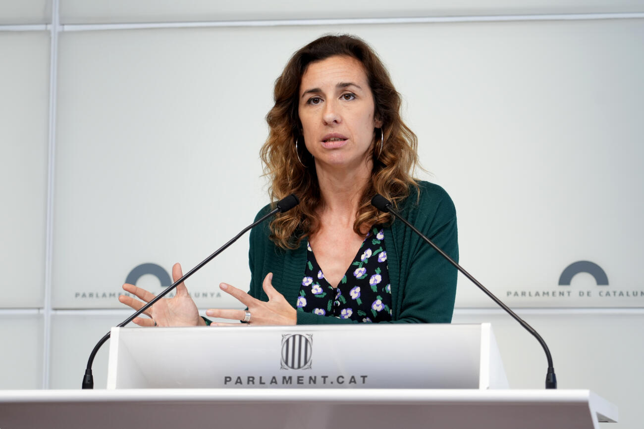La presidenta del grup parlamentari de la CUP, Laia Estrada, en una conferència de premsa al parlament (fotografia: ACN).