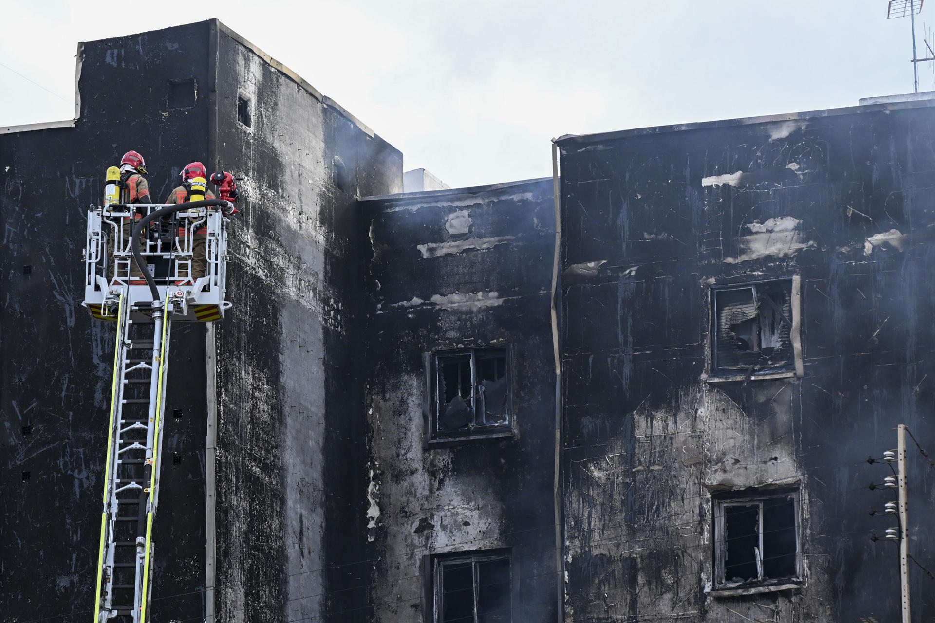 Estat en què ha quedat l'edifici (fotografia: EFE / Andreu Esteban).