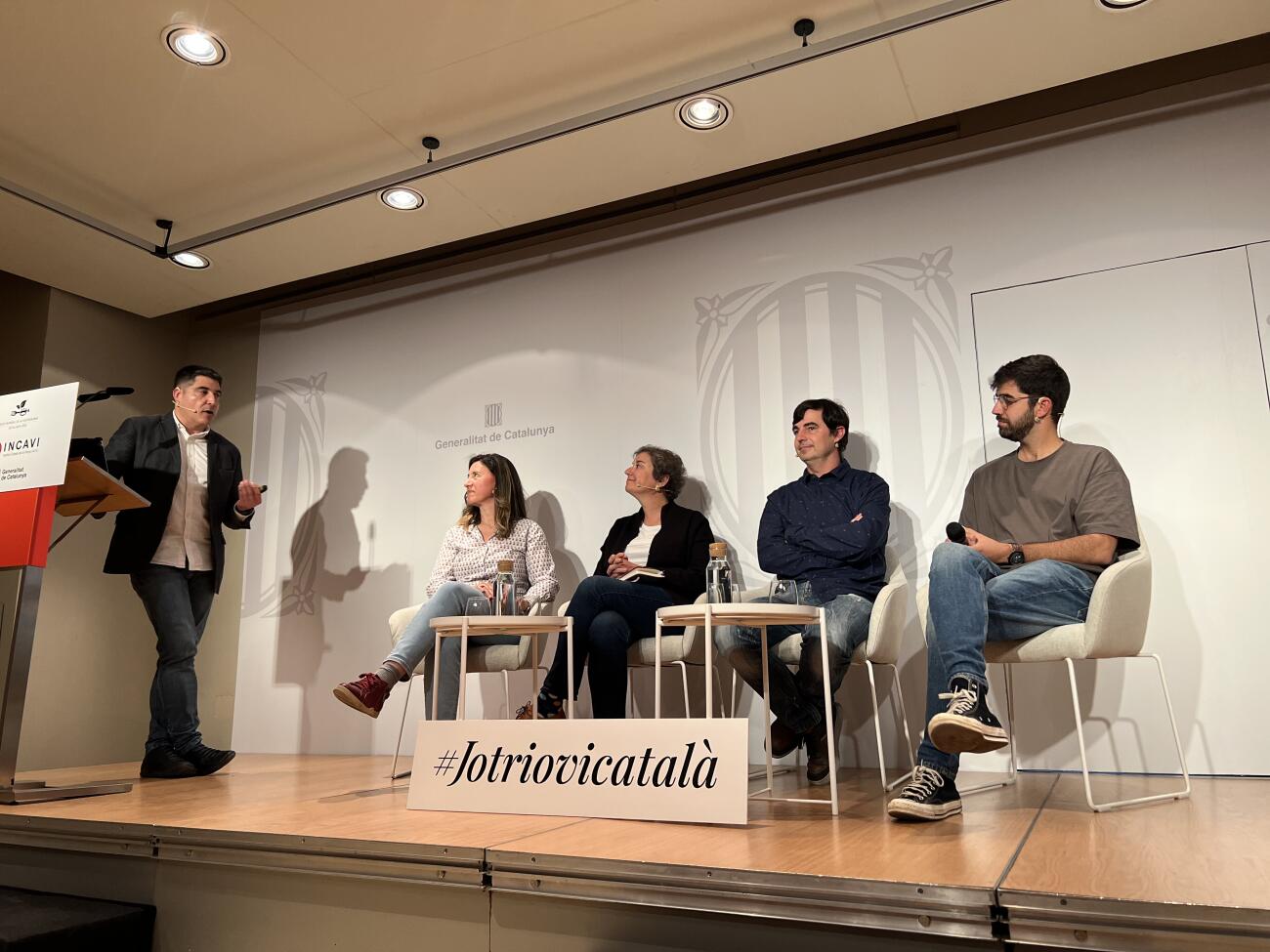 Dret: David Jove. Asseguts, d'esquerra a dreta: Marta Casas, Gemma Casalé, Josep Serra i Pol Aluja.